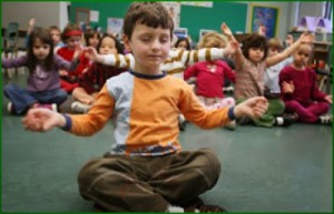 À l’école Saint-André-Apôtre, dans l’arrondissement d’Ahuntsic à Montréal, Marthe Tremblay intègre à son enseignement quotidien de courtes séances de méditation qui aident grandement les enfants à retrouver leur calme et leur concentration. (Photo: inconnu)