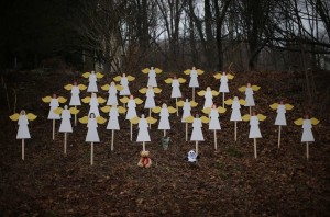 Des anges représentent les 27 victimes de la tuerie la Newtown. (Photo: Mike Segar)