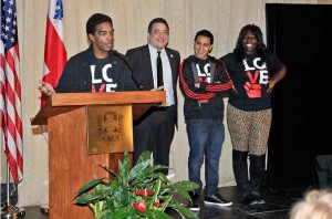 L’organisme Leave Out Violence (LOVE)  a présenté les témoignages de trois jeunes Montréalais. Ils ont fait l’exposé de leur expérience et de l’impact que le programme sur les arts médiatiques de LOVE a eu dans leur vie. En effet, ce programme les a aidés à quitter l’environnement désespérant et violent dans lequel ils évoluaient afin de découvrir une communauté d’entraide et d’écoute de jeunes comme eux. LOVE leur a permis de développer un sentiment d’appartenance fort à un groupe sain tout en leur redonnant de l’espoir dans leur quotidien. Le moment fort de cette présentation a été un slam trilingue (anglais, français et espagnol) réalisé par un des jeunes. 