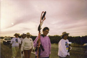 En juillet 1990, des autochtones du Canada et des États-Unis entament des marches pacifiques en appui à Kanesatake. Ici, un groupe de la Saskatchewan, qui arriva à destination en septembre. (Photo : auteur inconnu)