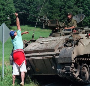 Près de la barricade de Kanesatake, un Métis dépose une plume dans le canon d'un tank de l'armée. (Photo : PC/Bill Grimshaw)