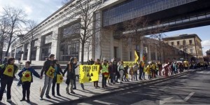 Chaine humaine, 9 mars 2013. (Photo: Remy de la Mauviniere)