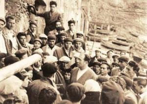 Danilo Dolci, activiste social, parmi  les pêcheurs de la ville de Trappeto en Sicile en1952.  (Photo: Caponnetto-Poesiaperta)