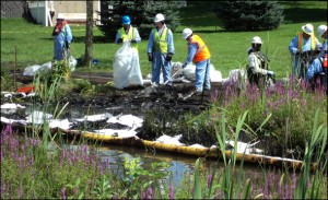 Nettoyage des berges de Talmadge Creek près de Marshall, Michigan, lors du déversement de pétrole dans le rivière Kalamazoo, 2010. (Photo: United States Government Work)