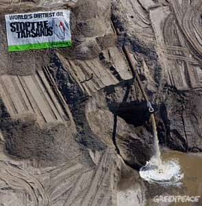 Action aux site d’exploitation des sables bitumineux de Syncrude à la mine d’Aurora Nord, en juillet 2008. (Photo: Greenpeace) 