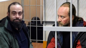 Alexandre Paul et Paul Ruzycki, emprisonnés en Russie. (Photo: Greenpeace and Sergei Eshchenko/Reuters)