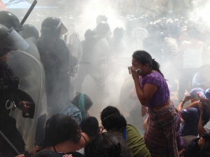 Utilisation de gaz lacrymogènes lors de l'expulsion de La Puya. ( Photo: Guatemala Human Rights Commission)