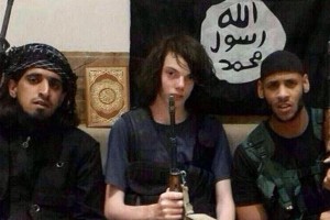 Jake Bilardi (au centre), n jeune Australien auteur présumé d'un attentat-suicide en Irak, sur une photographie qui circulait sur l'internet où il posait avec un fusil aux côtés de combattants de l'EI. (Photo: news.com.au)