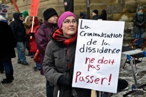 Une citoyenne lors d'une manifestation contre le C-51, à Montréal. (Photo: Martin Roy)